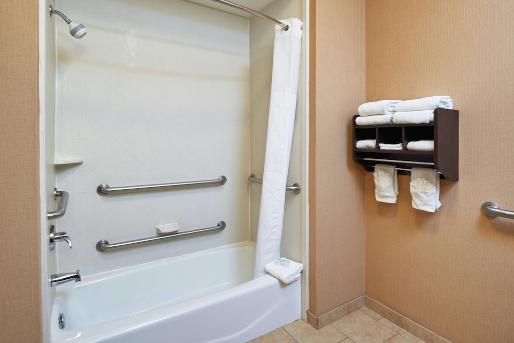 Room, 2 Double Beds, Accessible, Bathtub - Photo 4