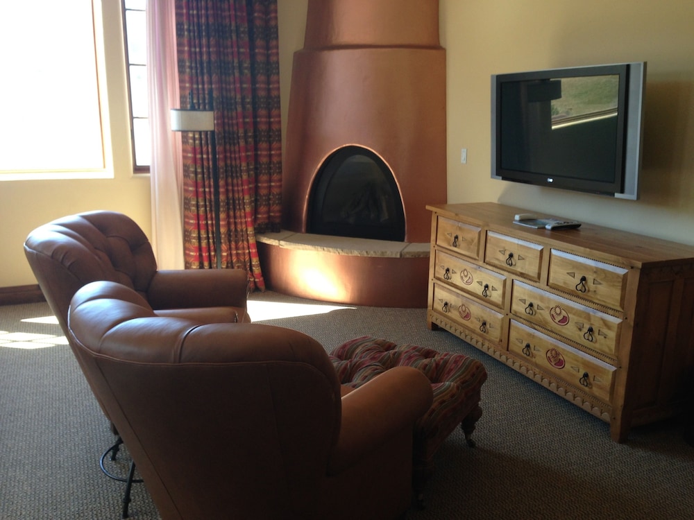 Premium Room, 1 King Bed (Kiva) - Photo 2