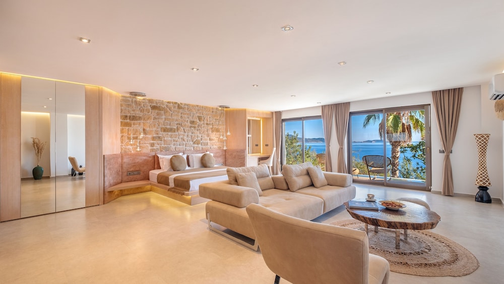 Aqua Suite - Photo 1