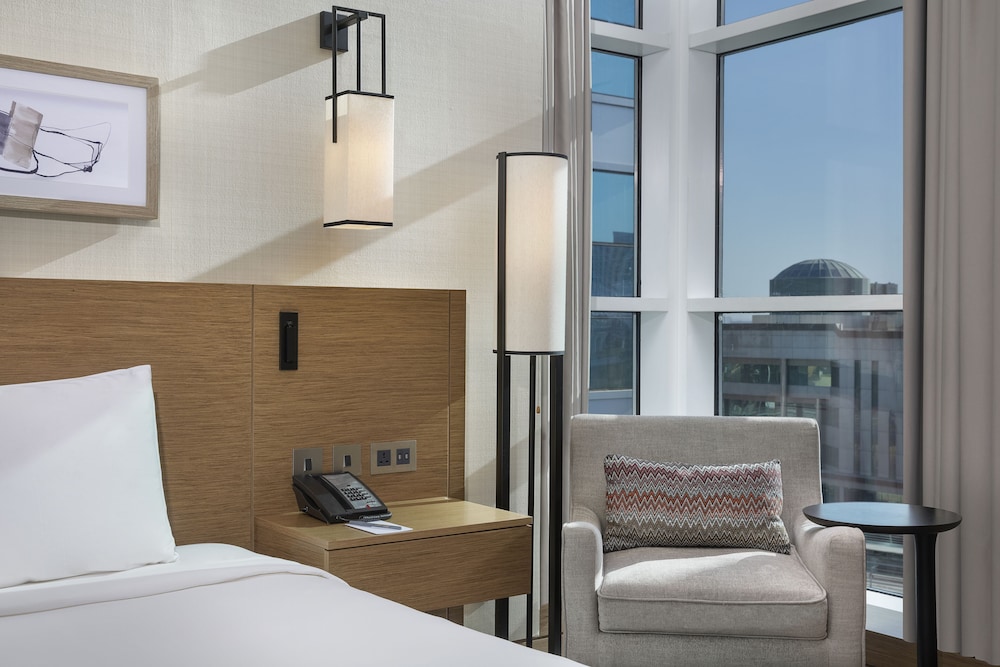 Deluxe Room, 1 King Bed, City View - Photo 3