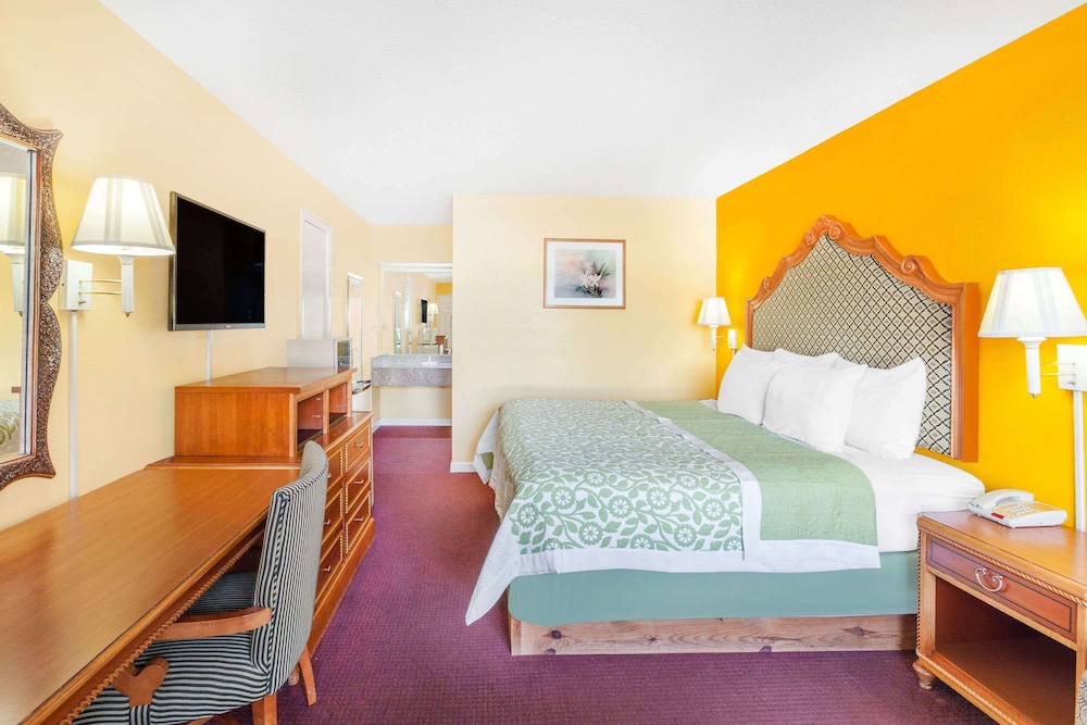 Standard Room, 1 King Bed photo 1