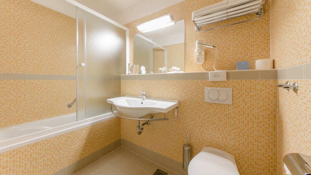 Standard Twin Room with Extra Bed and Sea Side Balcony - Photo 6