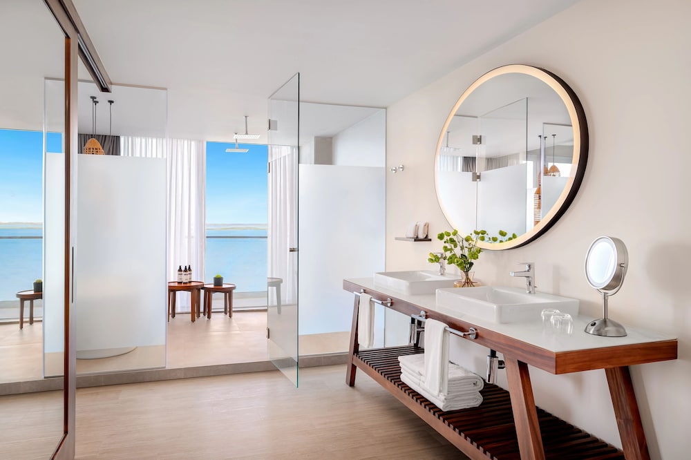 Vantage Club Master Suite Bay View King Bed