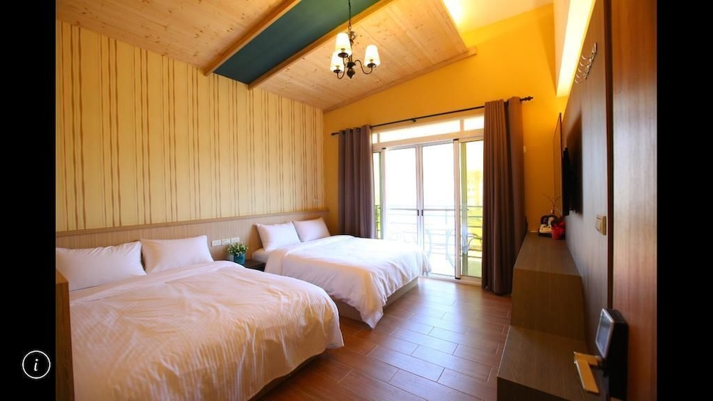 Standard Quadruple Room, Shared Bathroom, Ocean View (302) photo 1