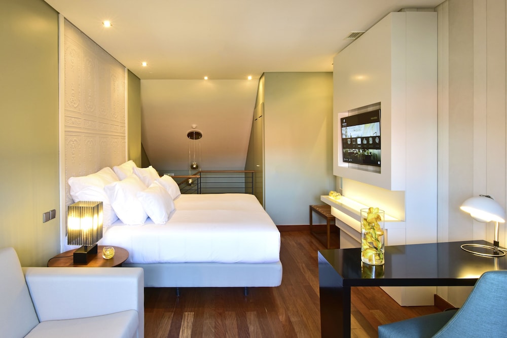 Mezzanine, King Size Bed
