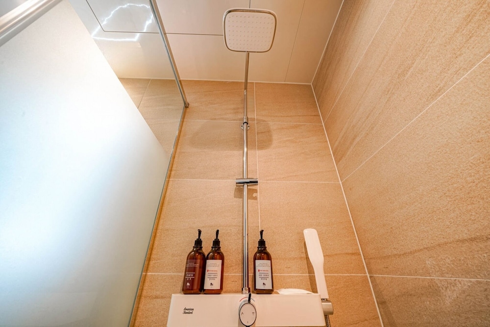 Deluxe Double - OTT services free viewing, Latex motion bed, Bathtub, Safe, Free parking - Photo 13
