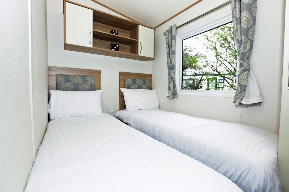 8 Berth Luxury Caravan Pet Free photo 2