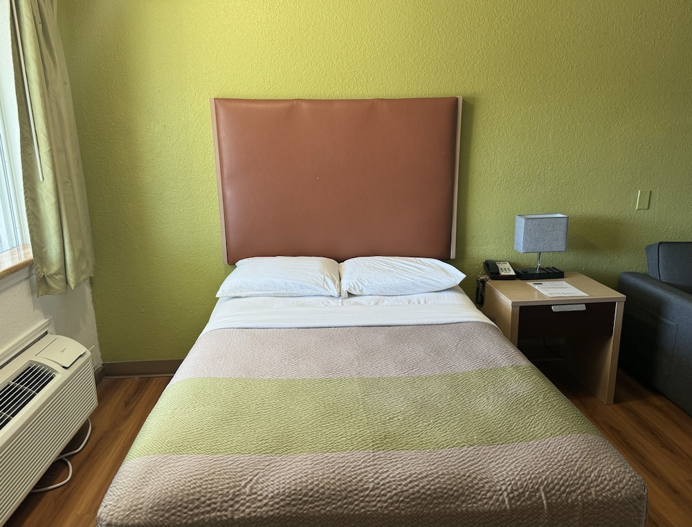 Deluxe Room, 1 Double Bed, Non Smoking, Refrigerator & Microwave - Photo 3