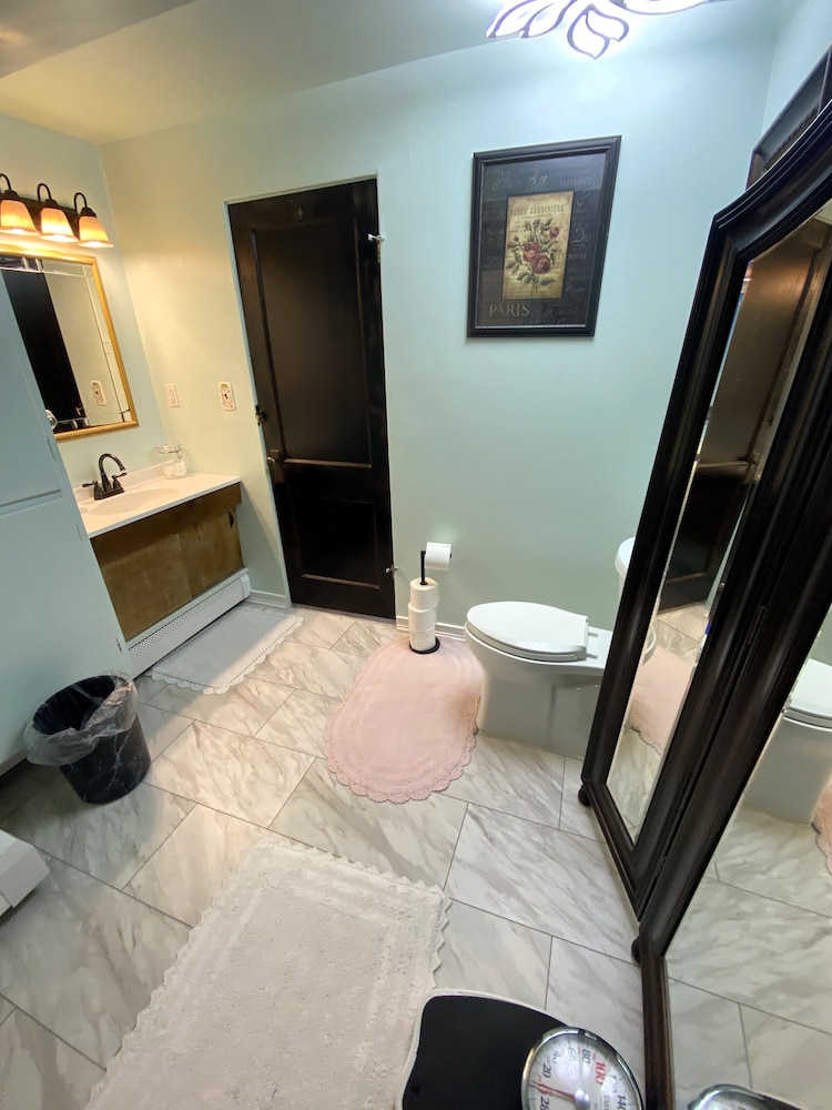 Barry's Room - Twin Bed, Shared Bath photo 3