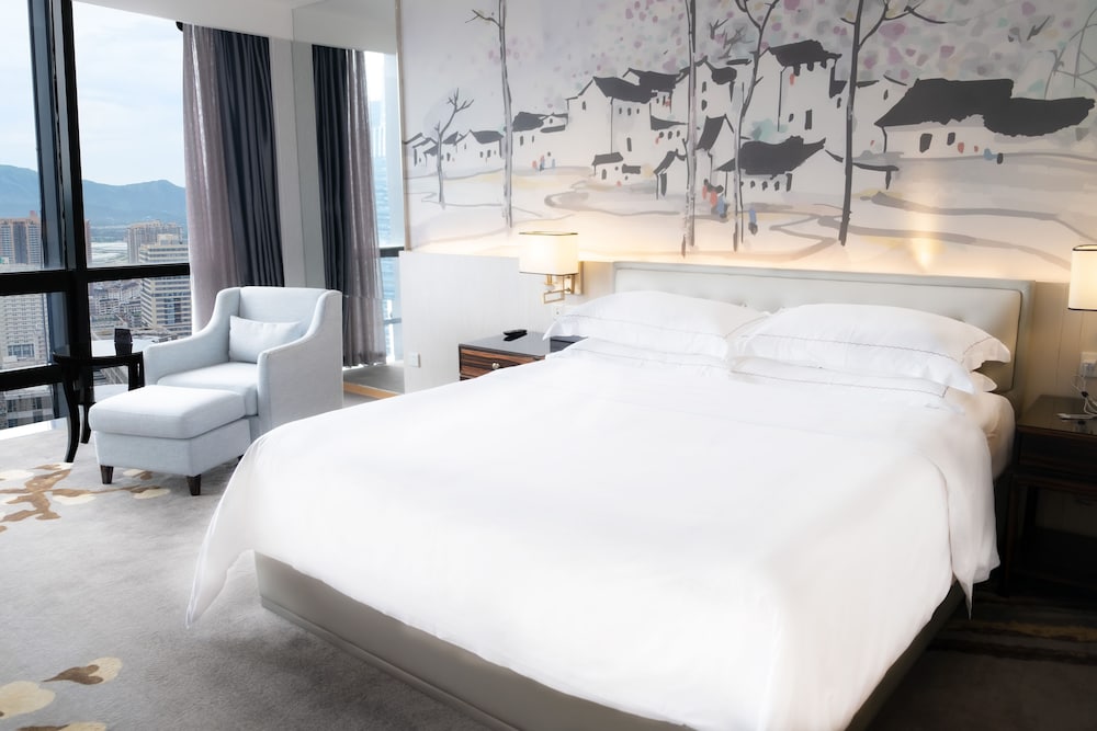 Superior Room, 1 King Bed(Complimentary Mini Bar and Night Snack) - Photo 7