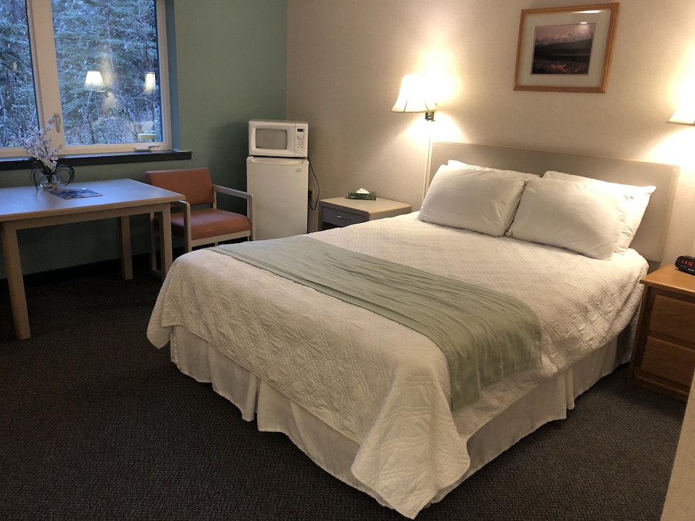 Basic Room, 1 Queen Bed, Accessible