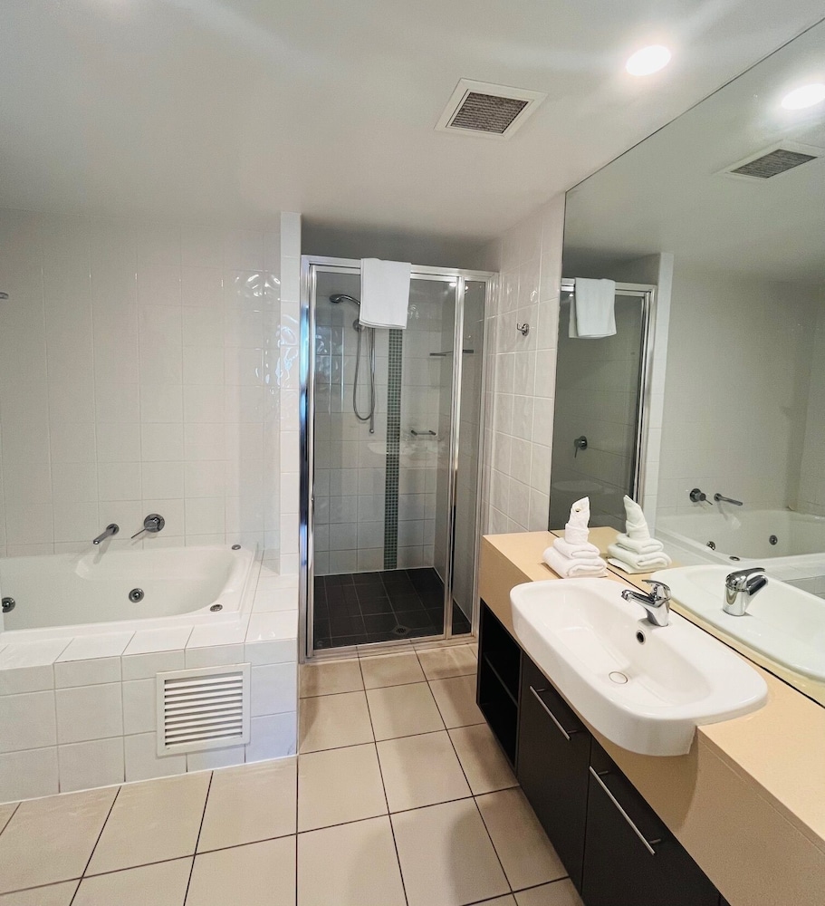1 Bedroom Marina View Spa Apartment photo 3