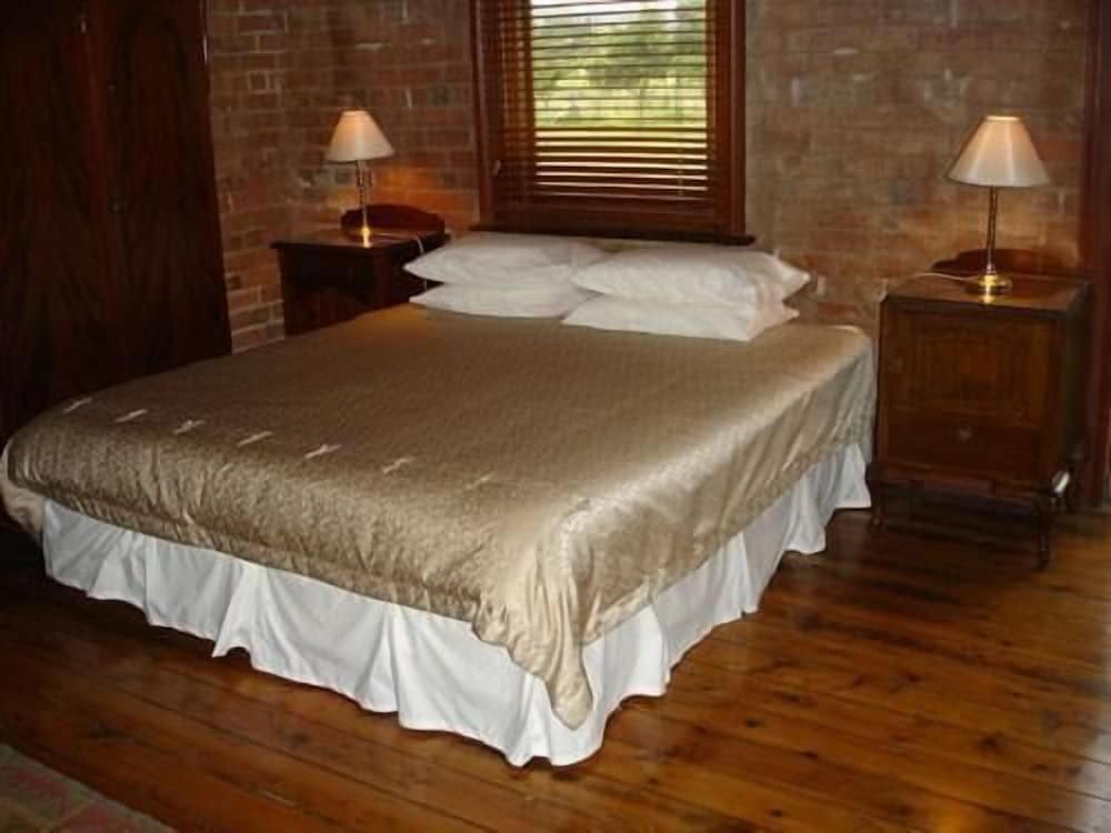 Standard Suite, 1 Bedroom, Shared Bathroom (4 Poster Room) photo 2