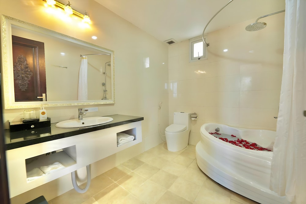 Luxury Studio Suite, 1 King Bed, Beach View photo 2