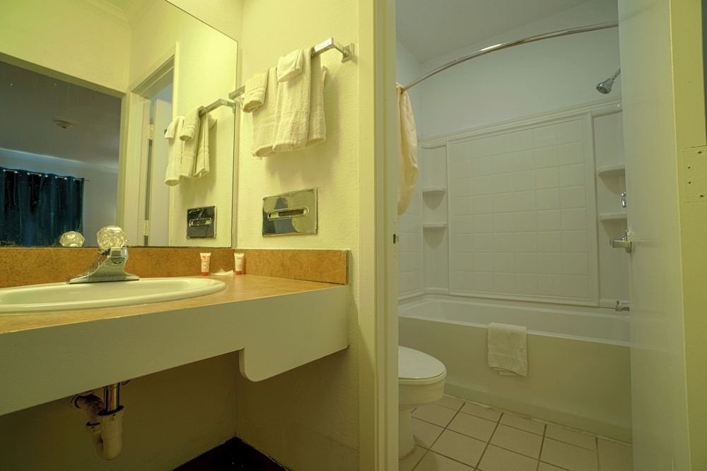 Room, 2 Queen Beds - Photo 10