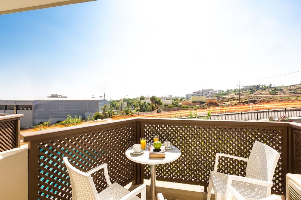 Superior Studio, Pool View