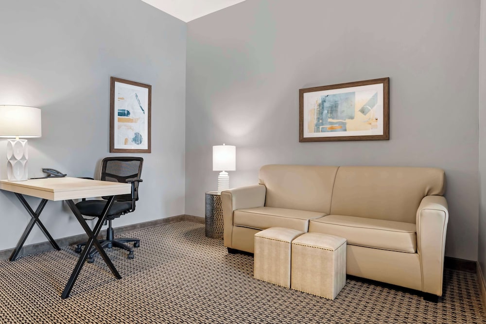 Suite, 1 King Bed, Non Smoking (with Sofabed) photo 2