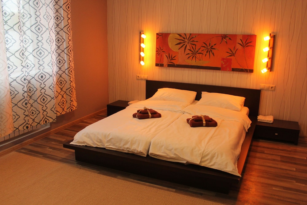 Design Room, 1 King Bed
