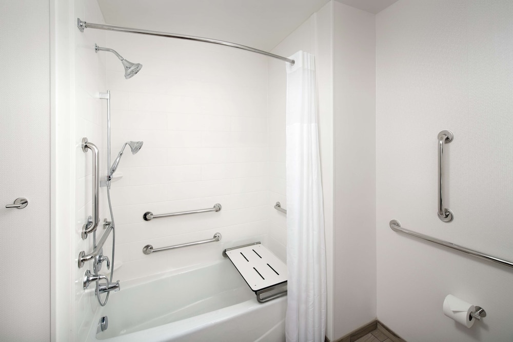 Room, 1 King Bed with Sofa bed, Accessible, Bathtub photo 3