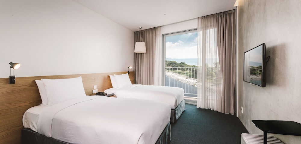 [Pool Package] Standard Twin Room, Mountain View - All Day Pool Access for 1 Adult
