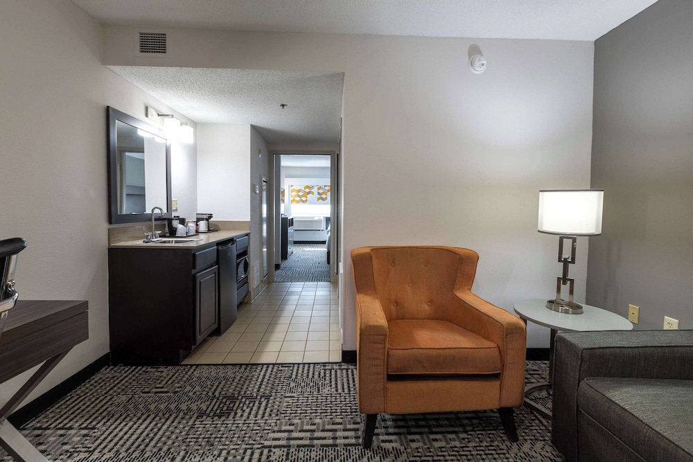 Suite, Multiple Beds, Non Smoking - Photo 7