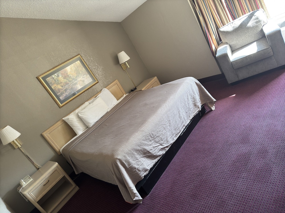 Deluxe Room, 1 King Bed, Jetted Tub - Photo 2