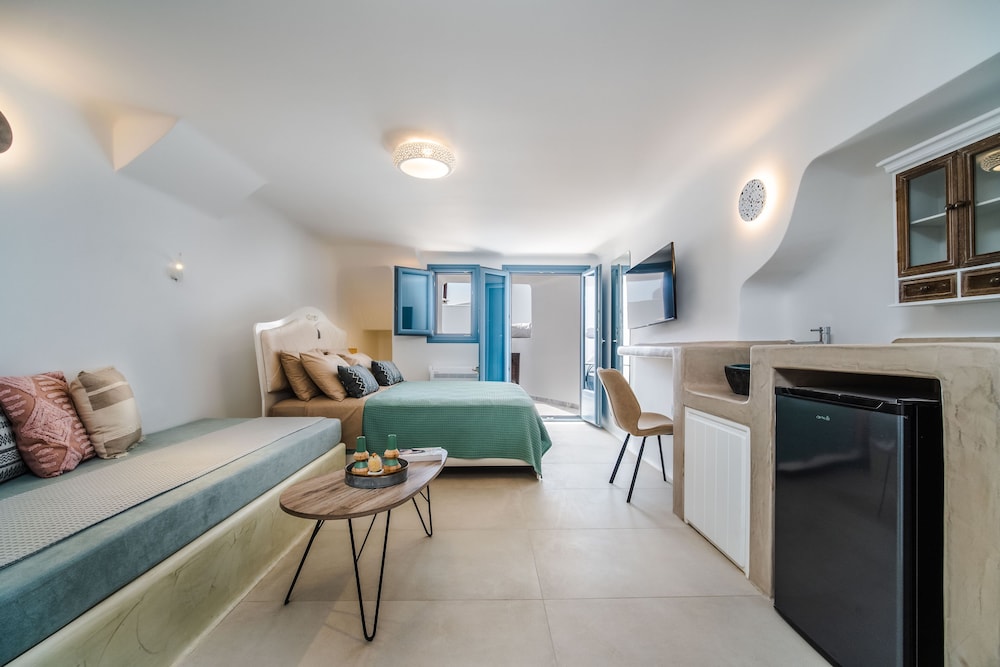 Superior Studio Suite, Hot Tub, Partial Sea View