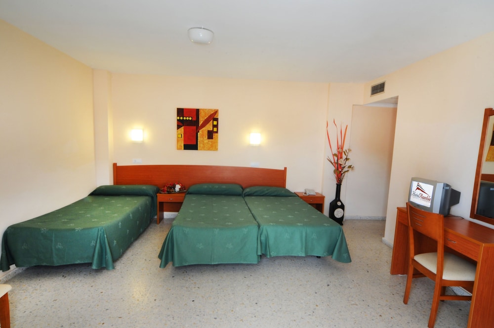 Habitación Triple, 3 Camas individuales, Balcón, Vista a la piscina