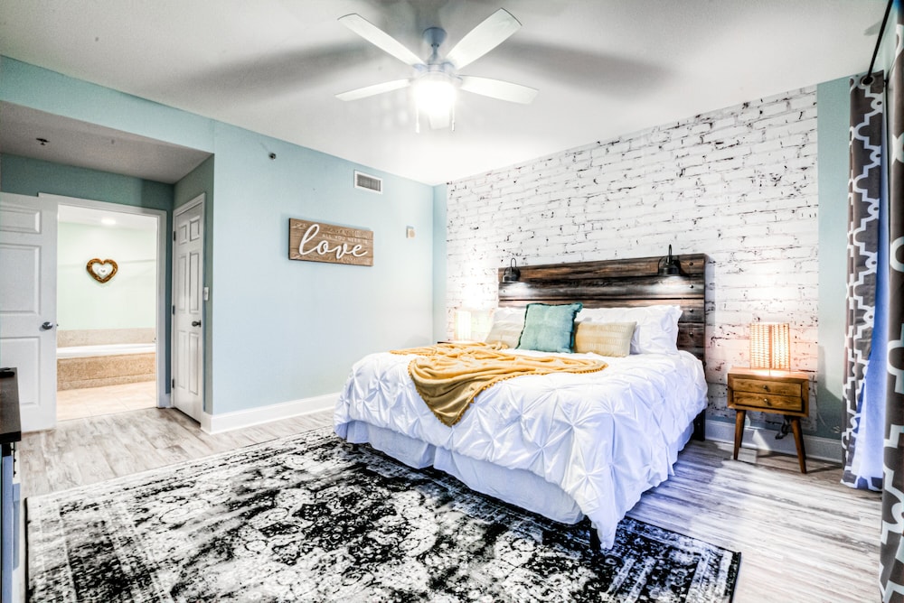 Condo, 3 Bedrooms, Balcony, Lake View (734)