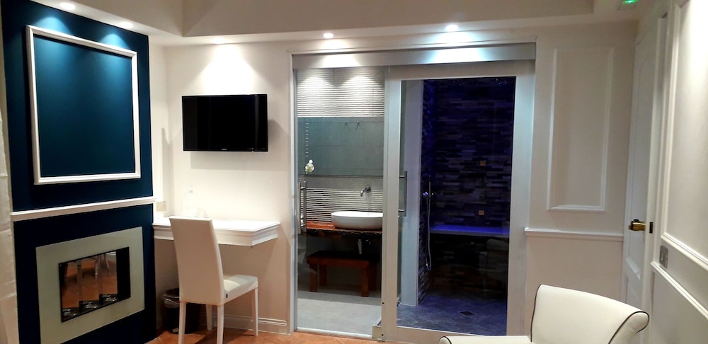 Deluxe Suite, 1 Bedroom, City View photo 2