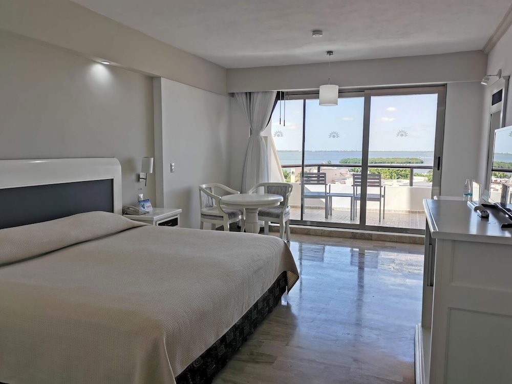 Deluxe Room, 2 Double Beds, Lagoon View photo 1