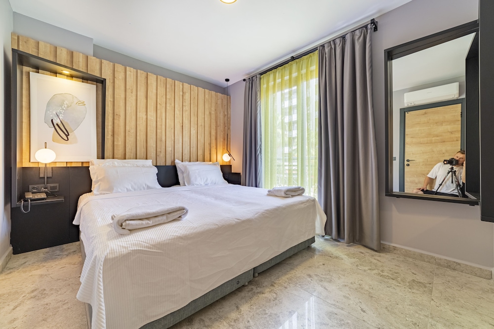 Deluxe Double Room with Side Sea View