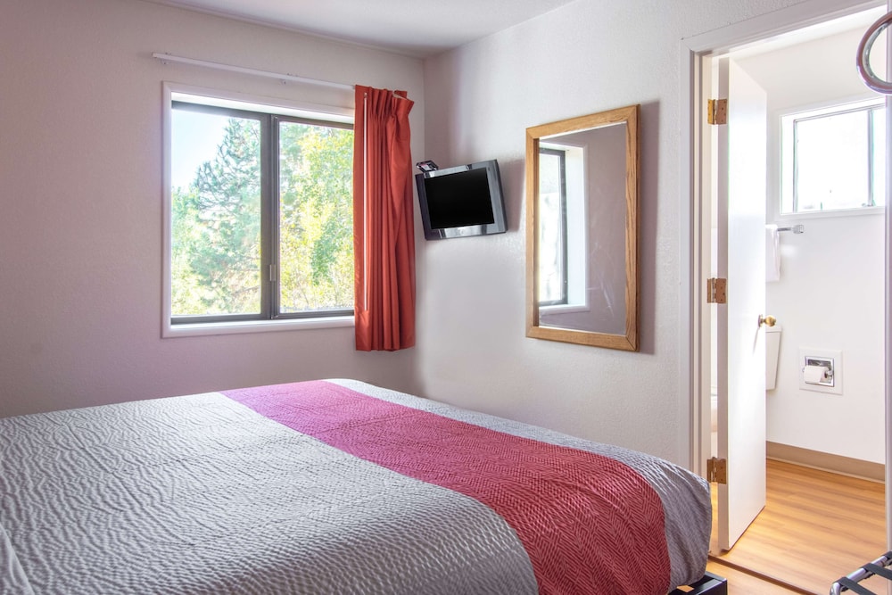 Deluxe Room, 1 Queen Bed, Non Smoking, Hot Tub photo 2