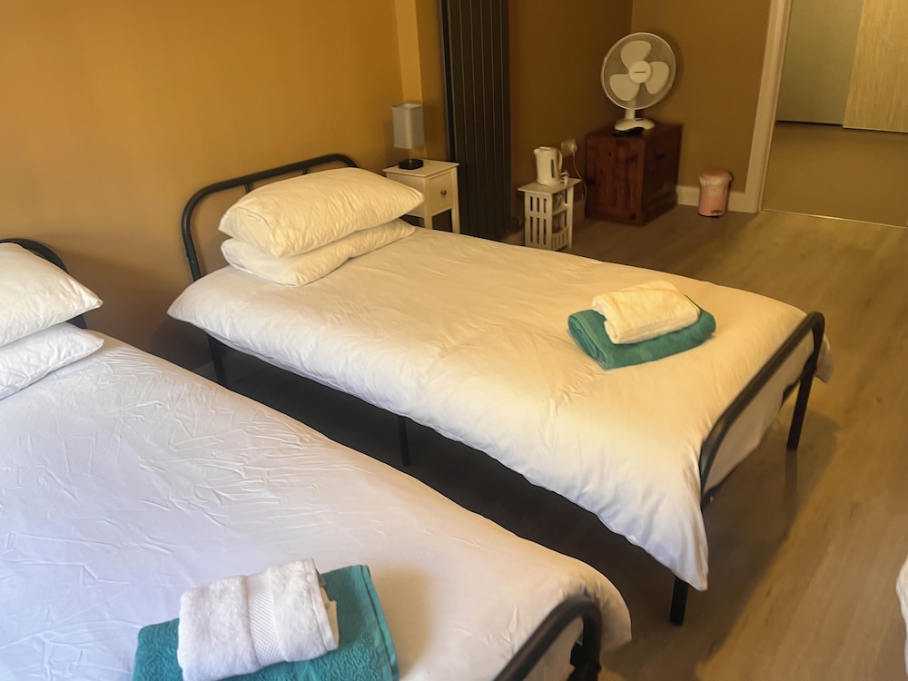 Family Triple Room, 3 Twin Beds, Ensuite, City View photo 3