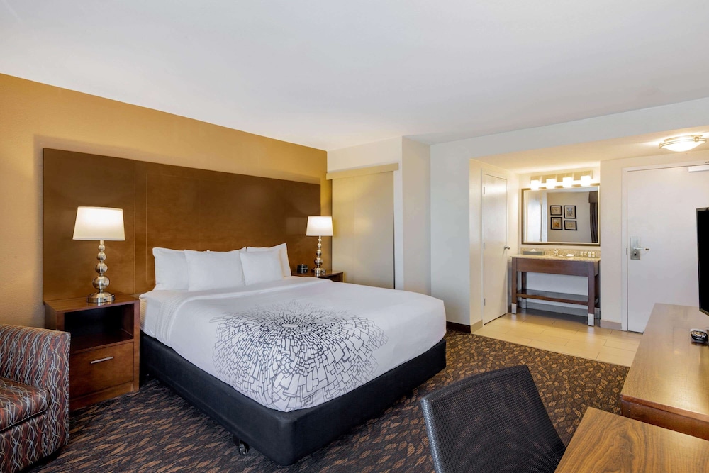 Room, 1 King Bed, Non Smoking - Photo 4
