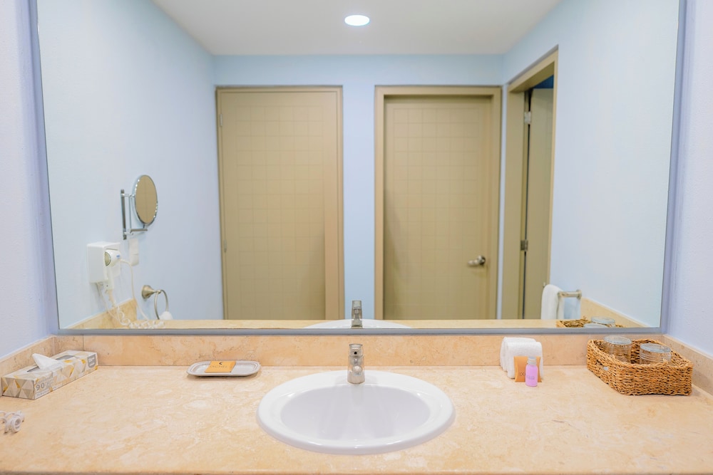 Suite, 1 Bedroom - Photo 9