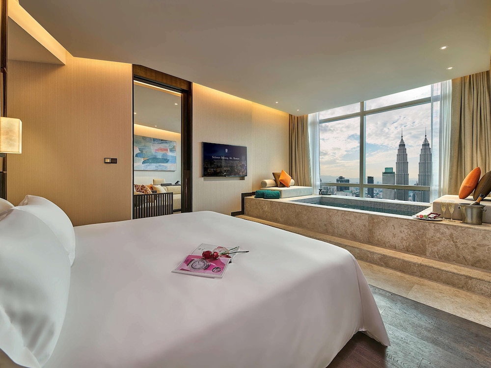 Suite, 1 King Bed (Sanctuary Suite, Twin Tower View) photo 2