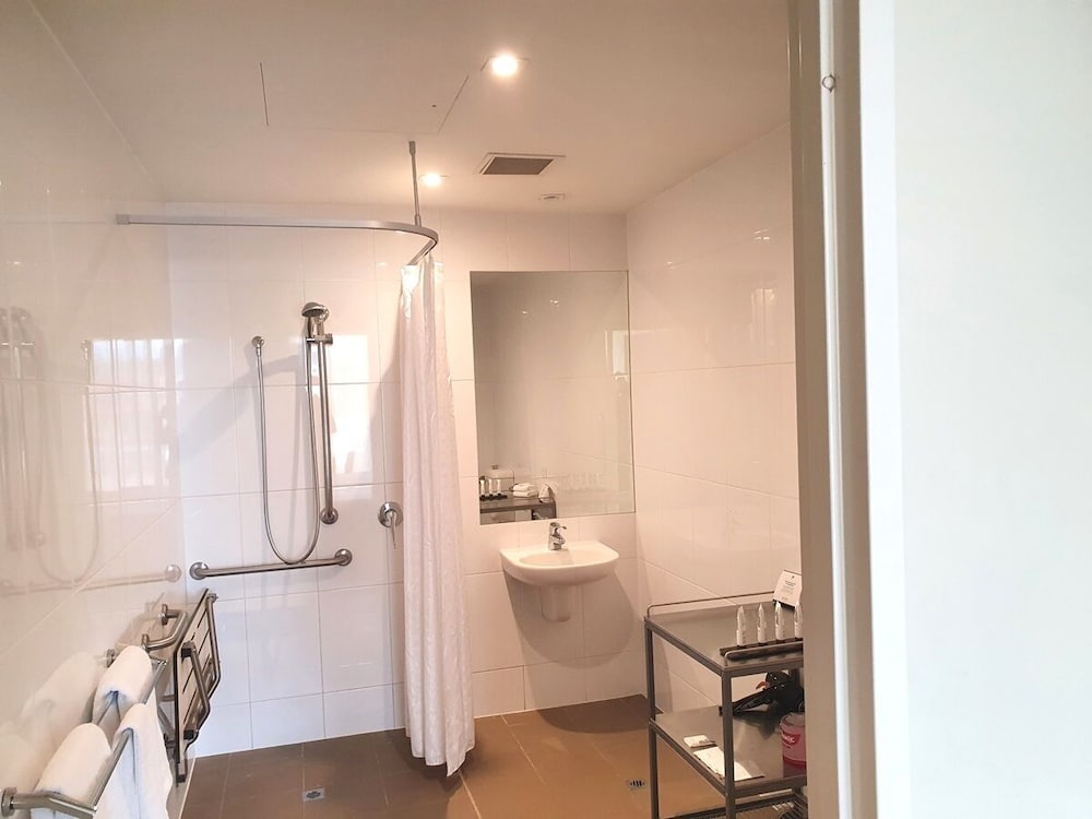 Deluxe Studio, Roll-in Shower (1 King Bed or 2 Single Beds)
