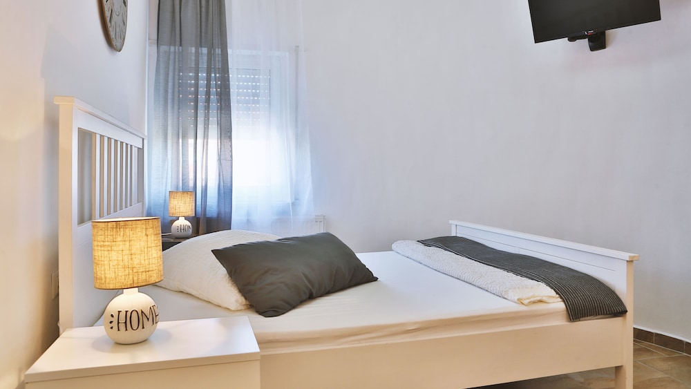 Standard Double Room Single Use, 1 Double Bed, Non Smoking, Refrigerator photo 1