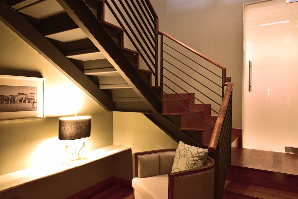 Mezzanine, King Size Bed