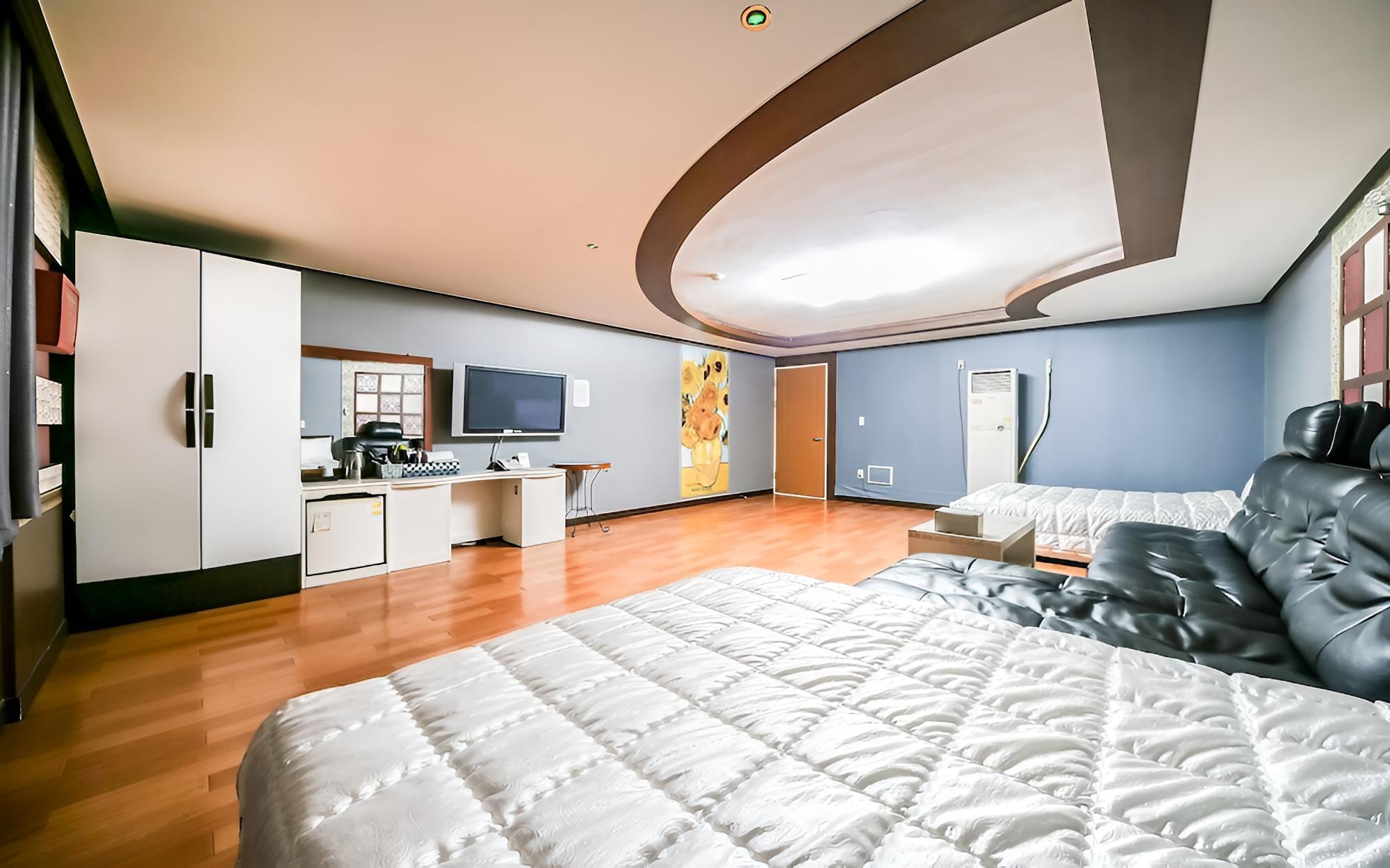 Room (Family Room) photo 1