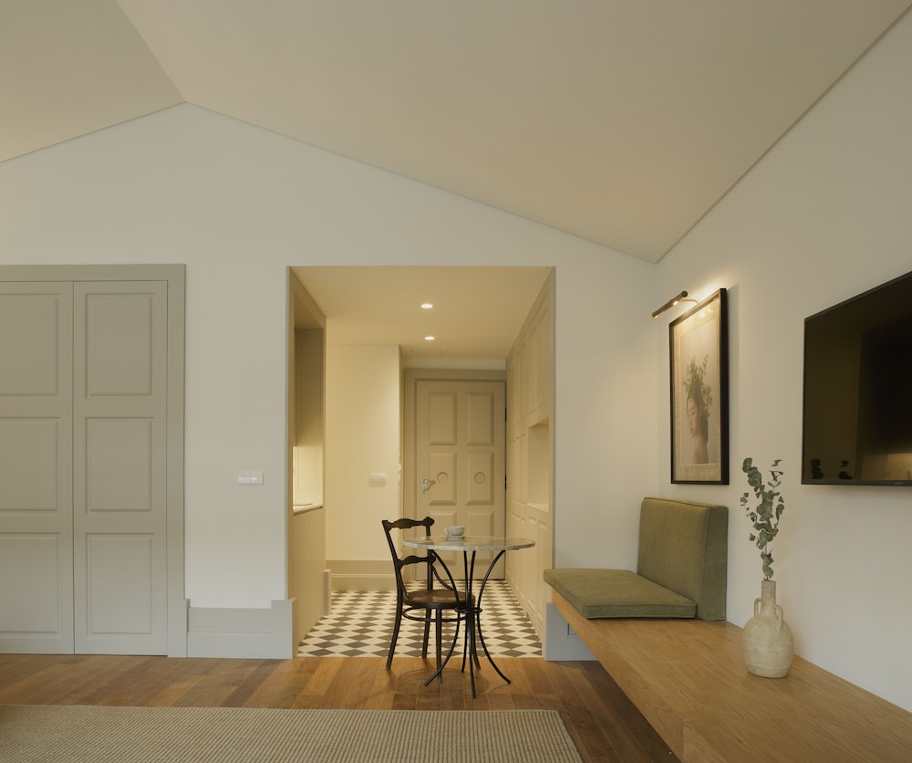Deluxe with Balcony - Photo 4