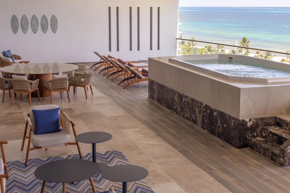Luxury Chairman Two Bedroom Suite Ocean Front Diamond Club - Photo 18