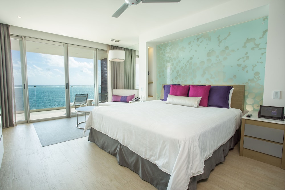 Xcelerate Junior Suite Ocean Front King