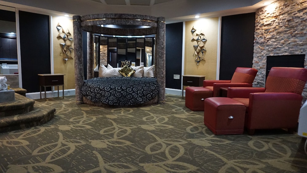 Round Suite (Fireplace and Jetted Tub) photo 1