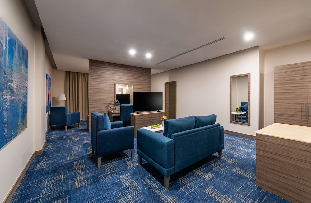 Junior Studio Suite, 1 King Bed, Non Smoking - Photo 2