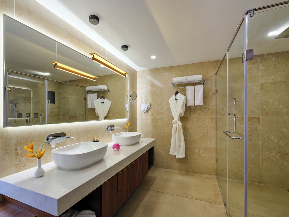 Lake View Suite with Balcony - Photo 7