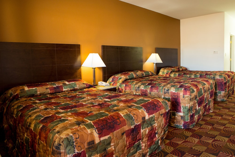 Triple Room, Multiple Beds photo 3