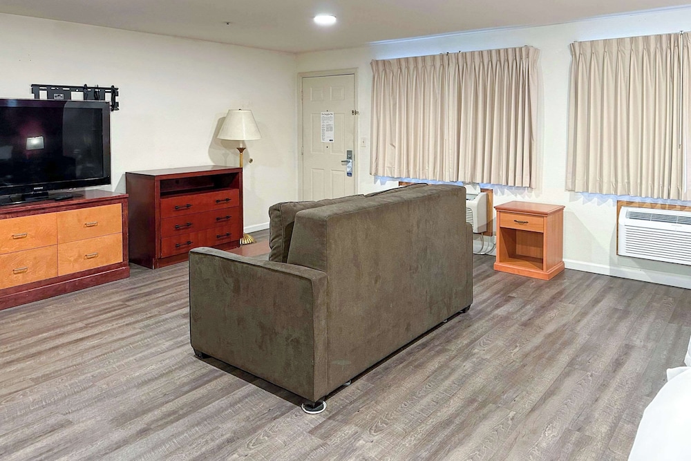 Suite, Multiple Beds, Non Smoking - Photo 3