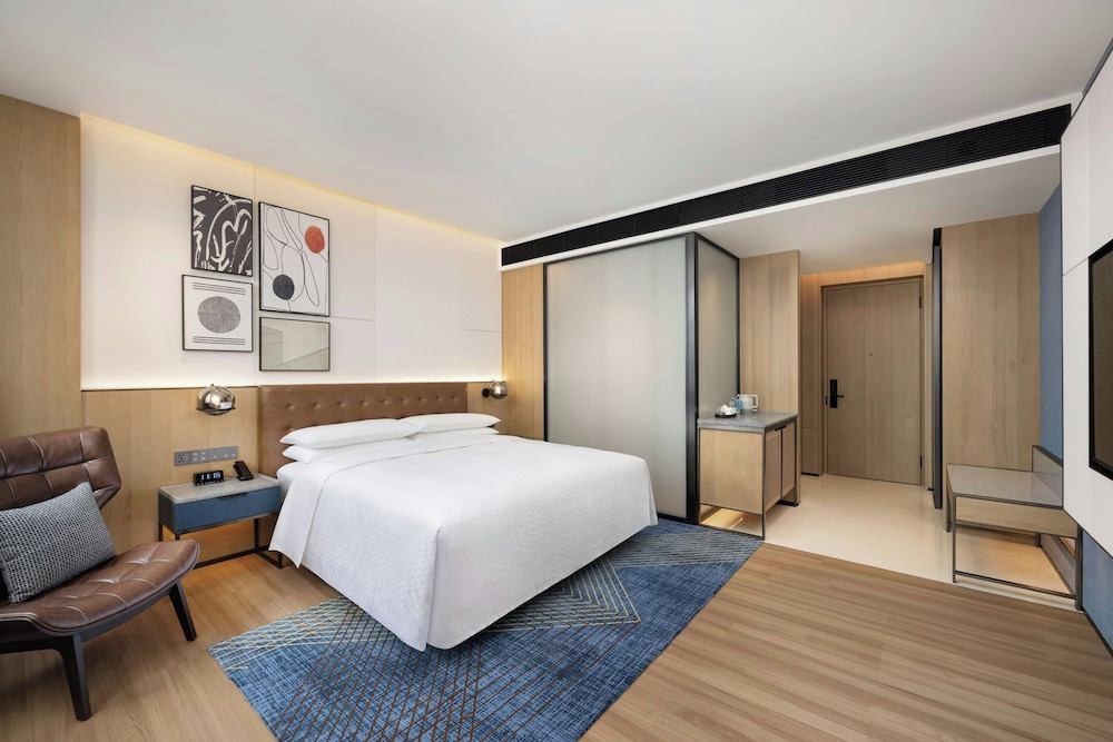 Superior Room, 1 King Bed, City View photo 2